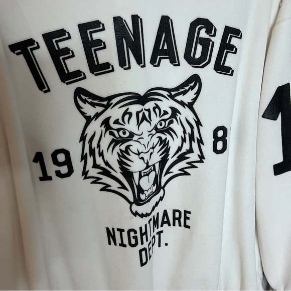 Forever 21 Black and White Crewneck Sweatshirt Size Medium EUC - Picture 2 of 5